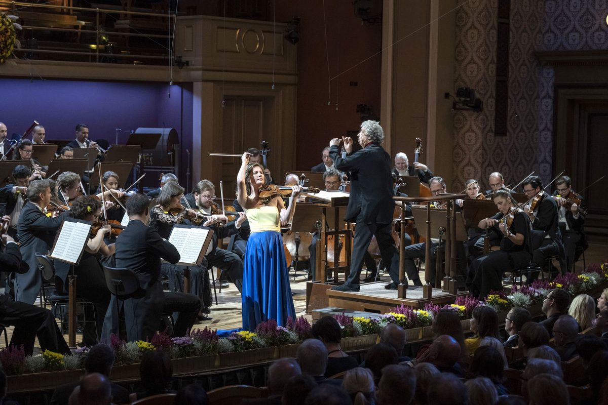 Beethoven and R. Strauss, with Lisa Batiashvili, the Czech Philharmonic and Semyon Bychkov