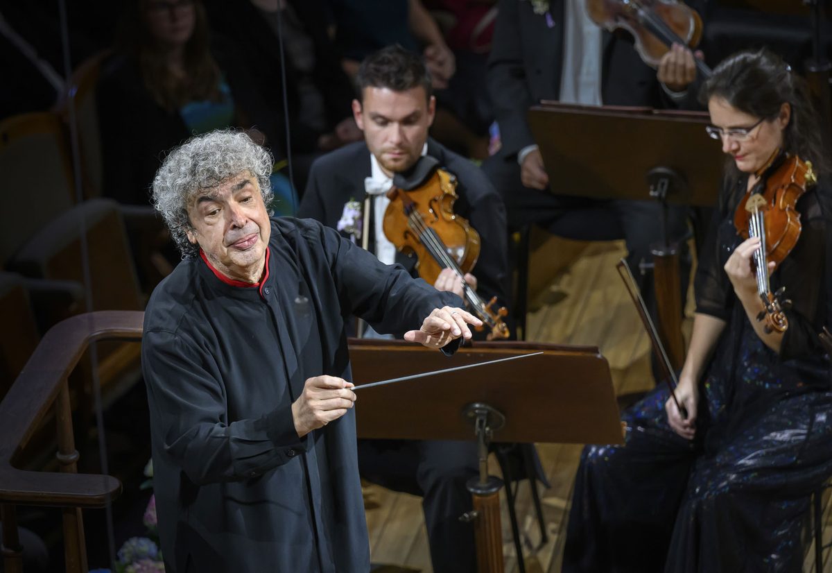 Dvořák: Augustin Hadelich with the Czech Philharmonic and Semyon Bychkov