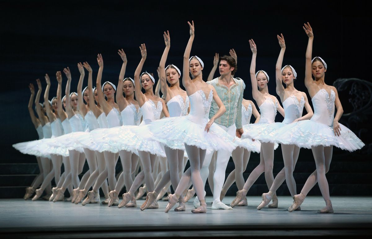El lago de los cisnes, de Tchaikovsky – Coreografía Rudolf Nureyev [Ballet Ópera E. de Viena]
