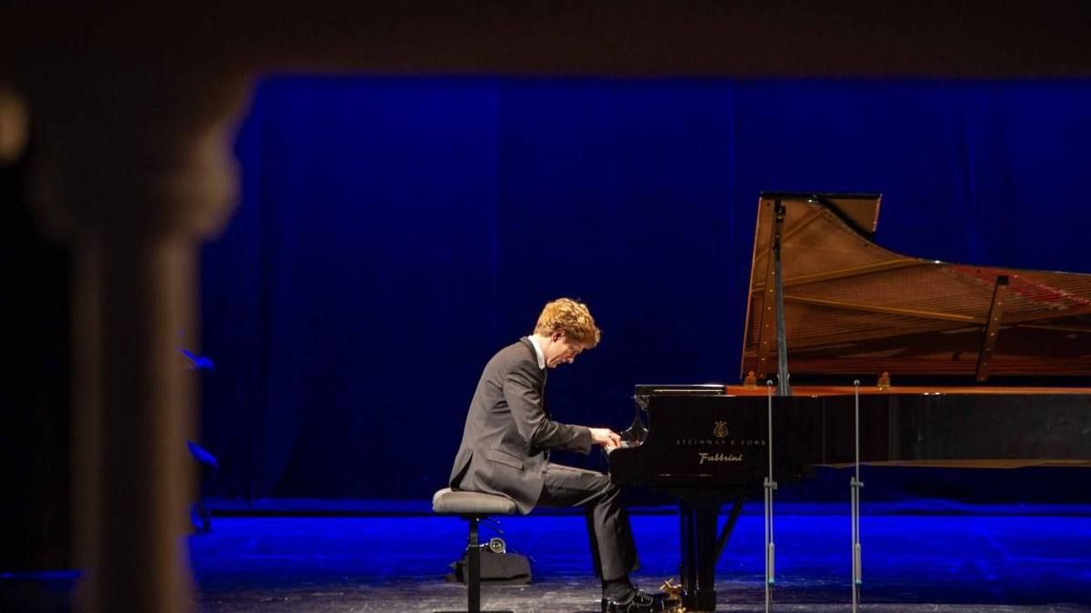 Jan Lisiecki interpreta Chopin en Nápoles: Estudios & Nocturnos