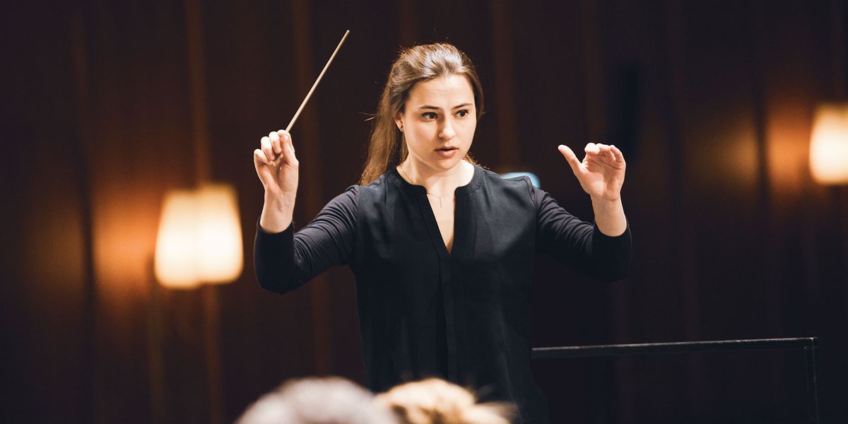 La Maestra – Liubov Nosova dirige Prokofiev, Britten, Debussy, Weber & Brahms