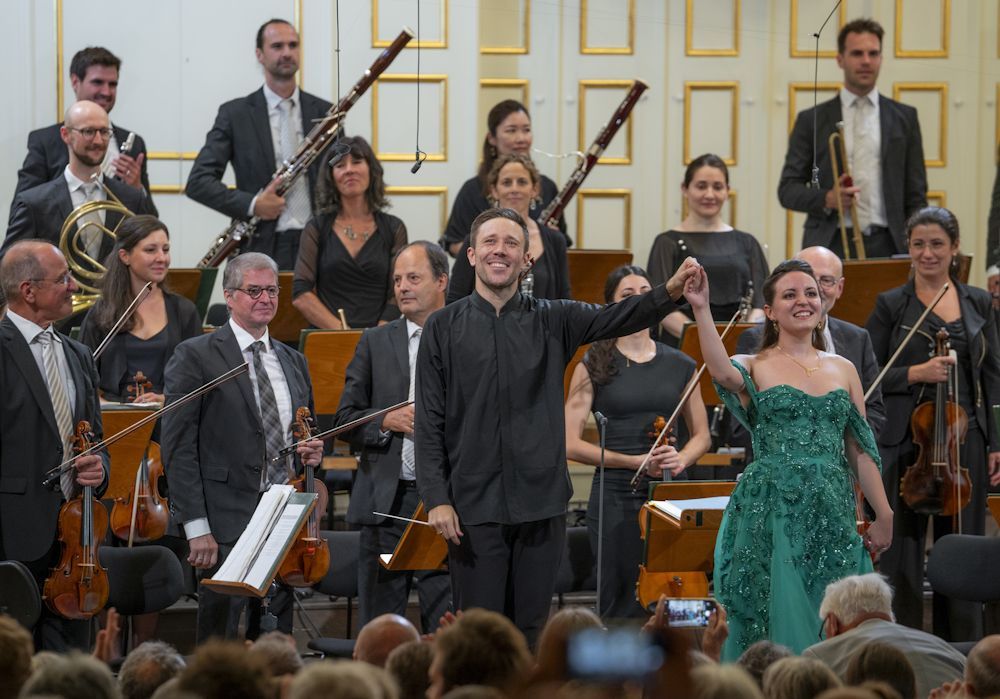 R. González-Monjas dirige la Orquesta del Mozarteum de Salzburgo, con R. Villazón