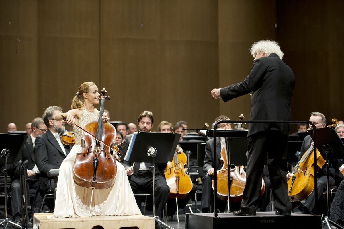 Sol Gabetta & Simon Rattle en Baden-Baden, con la Filarmónica de Berlín
