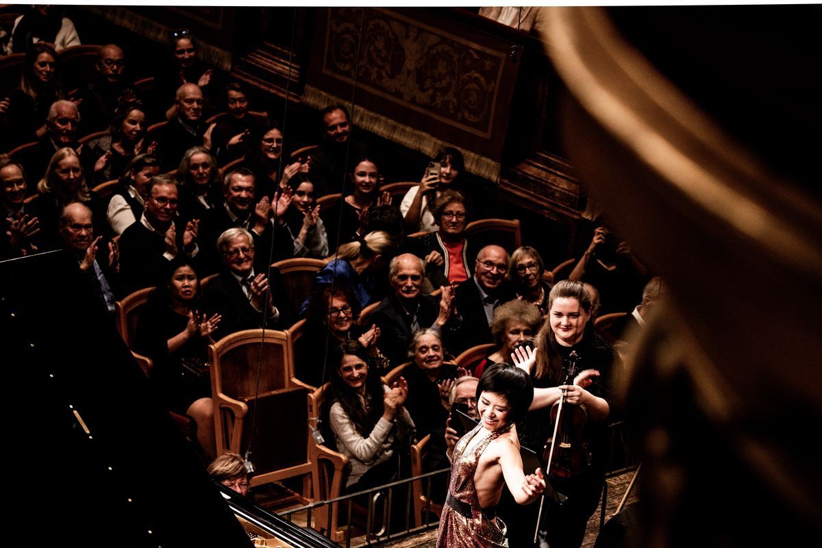 Yuja Wang & Orquesta de Cámara Mahler en Viena – Obras de Mozart, Stravinsky, Dvořák & Gershwin